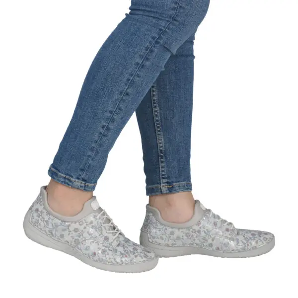 RIEKER_SS26_52575_GRAY90_07