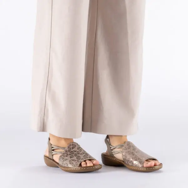 RIEKER_SS26_608D1_BEIG60_07