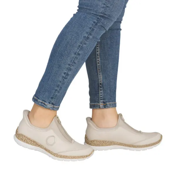 RIEKER_SS26_N42F7_CREMA60_07