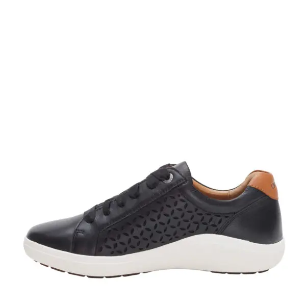 AETREX_SS26_AX-COURTNEY-CUTOUT_BLKCUT_03