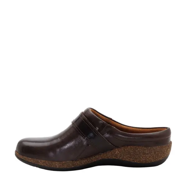AW26_AETREX_AX-DAPHNE_DKBROWN_03