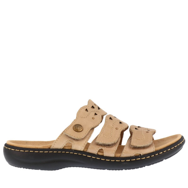 SS22_CLARKS_LAURIEANNECHO_SAND_01