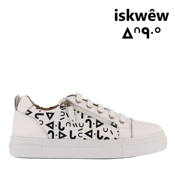 AW23_METINA_KXLC-WACASK-ISKWEW_WHITE_syllabics