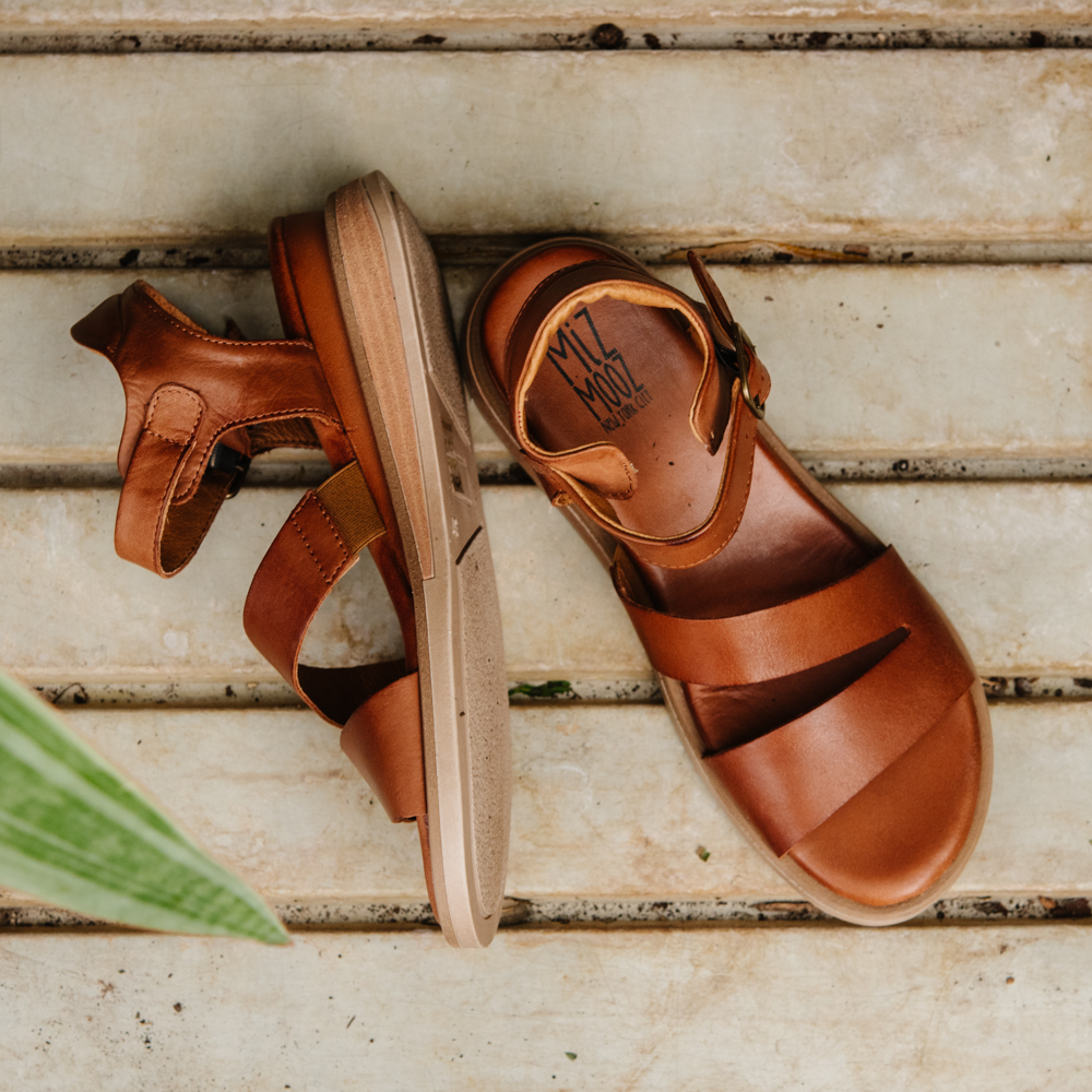 モアザン80s Miz Mooz Caryn Wedge Sandal - Kunitz Shoes